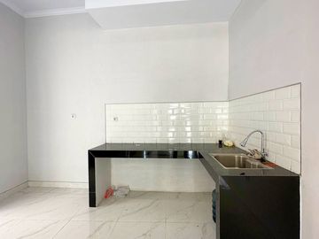 Rumah 2 Lantai Bergaya American Classic Di Lokasi Strategis Srengseng Sawah, Jagakarsa - Jakarta selatan