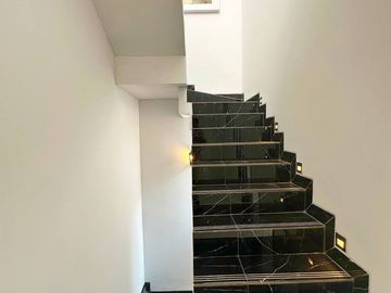 Rumah 2 Lantai Bergaya American Classic Di Lokasi Strategis Srengseng Sawah, Jagakarsa - Jakarta selatan