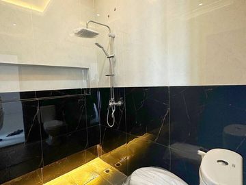 Rumah 2 Lantai Bergaya American Classic Di Lokasi Strategis Srengseng Sawah, Jagakarsa - Jakarta selatan