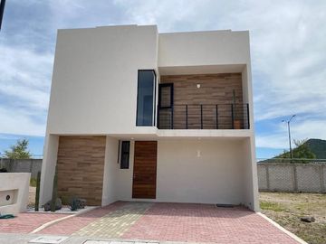ESTRENA CASA DE AUTOR EN VENTA EN CAPITAL SUR  4 RECÀMARAS VIGILANCIA