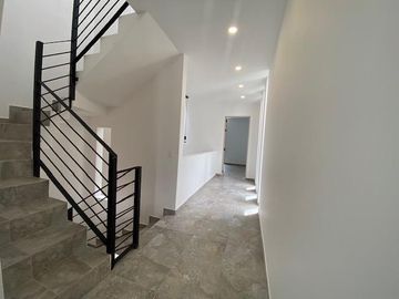 ESTRENA CASA DE AUTOR EN VENTA EN CAPITAL SUR  4 RECÀMARAS VIGILANCIA