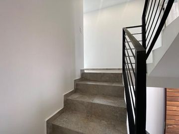 ESTRENA CASA DE AUTOR EN VENTA EN CAPITAL SUR  4 RECÀMARAS VIGILANCIA