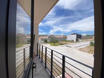 ESTRENA CASA DE AUTOR EN VENTA EN CAPITAL SUR  4 RECÀMARAS VIGILANCIA