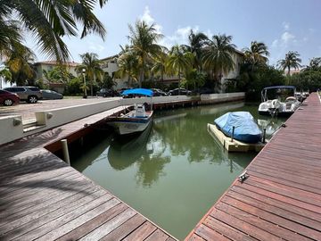 CASA EN VENTA CON MUELLE – Isla Dorada, Cancún
