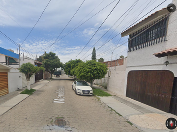 Casa en colonia León Moderno, con 3 Recamara y 237m2, entre Av. Calzada Tepeyac y Blvr. Mariano Escobedo.