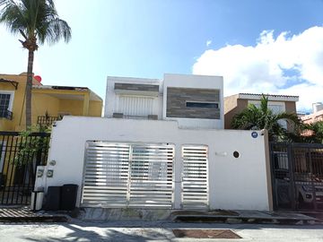 Casa de 4 habitaciónes y piscina privada en venta, Santa Fé, Playa del Carmen, Quintana Roo.