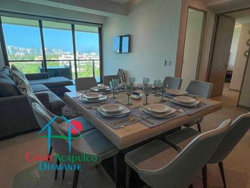 Departamento en renta vacacional, terraza con vista a las albercas y áreas comunes