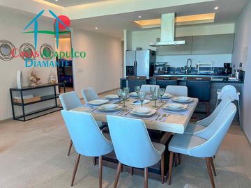Departamento en renta vacacional, terraza con vista a las albercas y áreas comunes