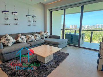 Departamento en renta vacacional, terraza con vista a las albercas y áreas comunes