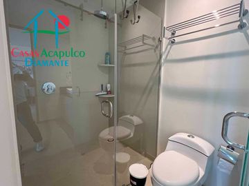 Departamento en renta vacacional, terraza con vista a las albercas y áreas comunes
