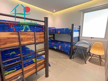 Departamento en renta vacacional, terraza con vista a las albercas y áreas comunes