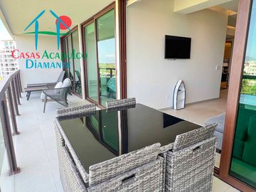 Departamento en renta vacacional, terraza con vista a las albercas y áreas comunes