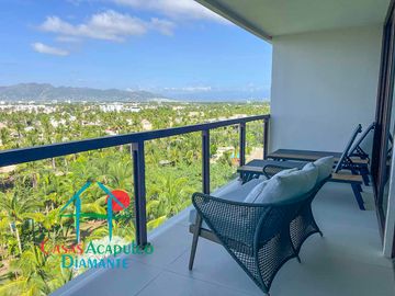 Departamento en renta vacacional, terraza con vista a las albercas y áreas comunes