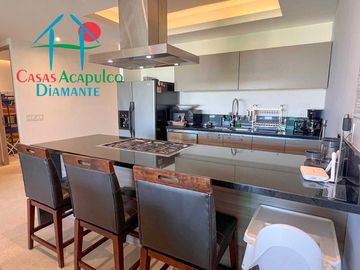 Departamento en renta vacacional, terraza con vista a las albercas y áreas comunes