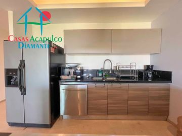 Departamento en renta vacacional, terraza con vista a las albercas y áreas comunes