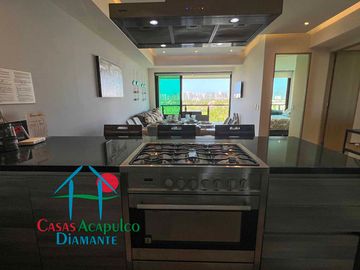 Departamento en renta vacacional, terraza con vista a las albercas y áreas comunes
