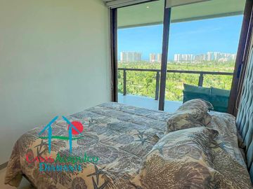 Departamento en renta vacacional, terraza con vista a las albercas y áreas comunes