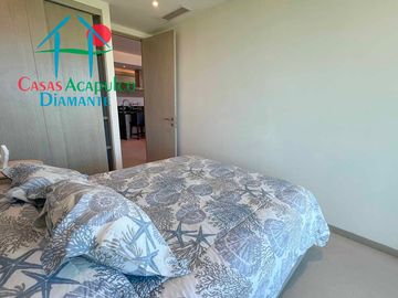 Departamento en renta vacacional, terraza con vista a las albercas y áreas comunes
