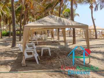 Departamento en renta vacacional, terraza con vista a las albercas y áreas comunes