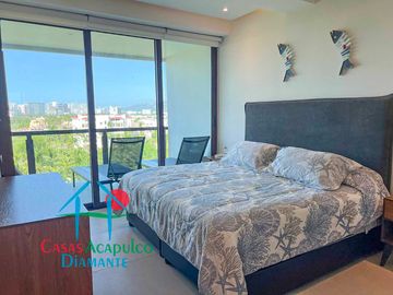 Departamento en renta vacacional, terraza con vista a las albercas y áreas comunes