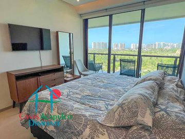 Departamento en renta vacacional, terraza con vista a las albercas y áreas comunes