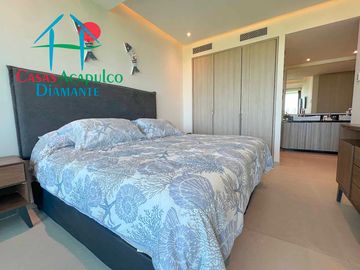 Departamento en renta vacacional, terraza con vista a las albercas y áreas comunes