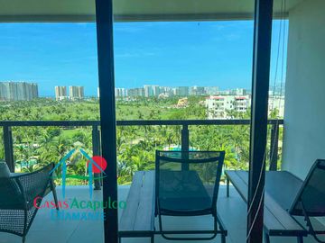 Departamento en renta vacacional, terraza con vista a las albercas y áreas comunes