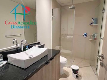 Departamento en renta vacacional, terraza con vista a las albercas y áreas comunes