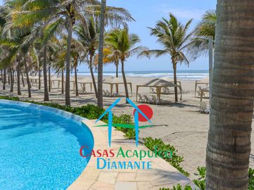 Departamento en renta vacacional, terraza con vista a las albercas y áreas comunes