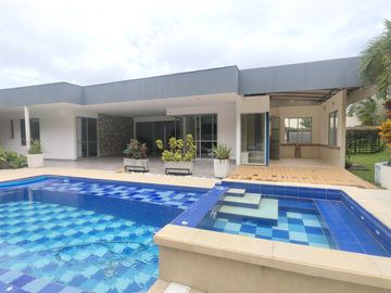Se vende cómoda y lujosa casa en condominio rural en Pereira, sector pueblito cafetero