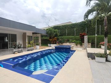 Se vende cómoda y lujosa casa en condominio rural en Pereira, sector pueblito cafetero