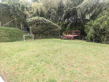 Se vende cómoda y lujosa casa en condominio rural en Pereira, sector pueblito cafetero