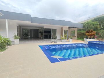 Se vende cómoda y lujosa casa en condominio rural en Pereira, sector pueblito cafetero