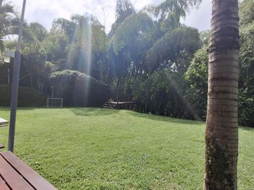 Se vende cómoda y lujosa casa en condominio rural en Pereira, sector pueblito cafetero