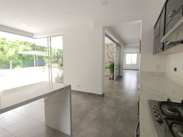 Se vende cómoda y lujosa casa en condominio rural en Pereira, sector pueblito cafetero