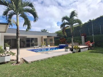 Se vende cómoda y lujosa casa en condominio rural en Pereira, sector pueblito cafetero