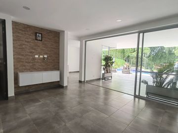 Se vende cómoda y lujosa casa en condominio rural en Pereira, sector pueblito cafetero