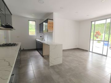 Se vende cómoda y lujosa casa en condominio rural en Pereira, sector pueblito cafetero
