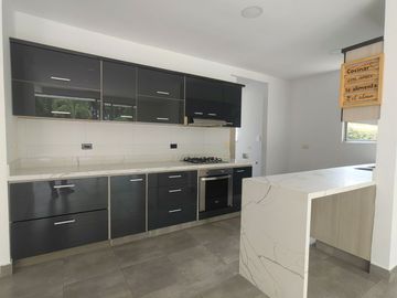 Se vende cómoda y lujosa casa en condominio rural en Pereira, sector pueblito cafetero