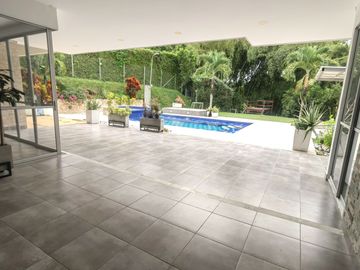 Se vende cómoda y lujosa casa en condominio rural en Pereira, sector pueblito cafetero