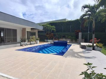 Se vende cómoda y lujosa casa en condominio rural en Pereira, sector pueblito cafetero