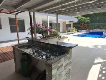 Se vende cómoda y lujosa casa en condominio rural en Pereira, sector pueblito cafetero