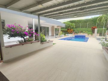 Se vende cómoda y lujosa casa en condominio rural en Pereira, sector pueblito cafetero