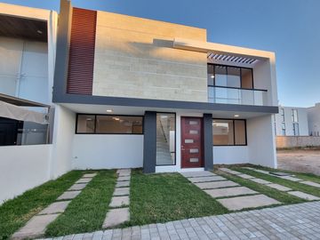 RESIDENCIA EN LA CARTUJA, CON RECÁMARA EN PLANTA BAJA, JARDÍN DE 40 M2