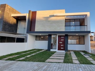 RESIDENCIA EN LA CARTUJA, CON RECÁMARA EN PLANTA BAJA, JARDÍN DE 40 M2