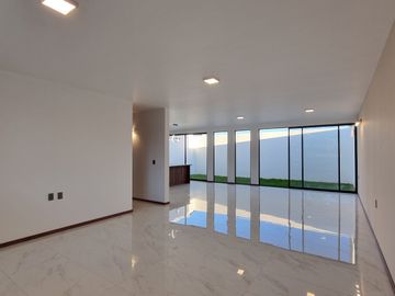 RESIDENCIA EN LA CARTUJA, CON RECÁMARA EN PLANTA BAJA, JARDÍN DE 40 M2