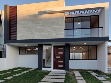 RESIDENCIA EN LA CARTUJA, CON RECÁMARA EN PLANTA BAJA, JARDÍN DE 40 M2