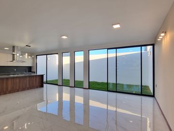 RESIDENCIA EN LA CARTUJA, CON RECÁMARA EN PLANTA BAJA, JARDÍN DE 40 M2