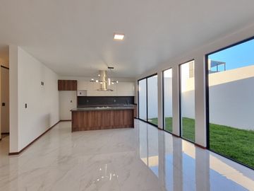 RESIDENCIA EN LA CARTUJA, CON RECÁMARA EN PLANTA BAJA, JARDÍN DE 40 M2