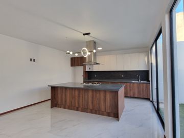 RESIDENCIA EN LA CARTUJA, CON RECÁMARA EN PLANTA BAJA, JARDÍN DE 40 M2